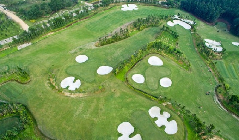 Sân golf được chia thành các hố par