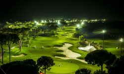 Buổi đêm sân golf được thắp sáng bởi hệ thống đèn chiếu cao cấp