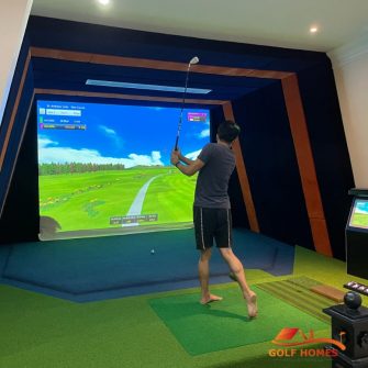 Anh Dũng trải nghiệm phòng Golf 3D sau khi nhận bàn giao