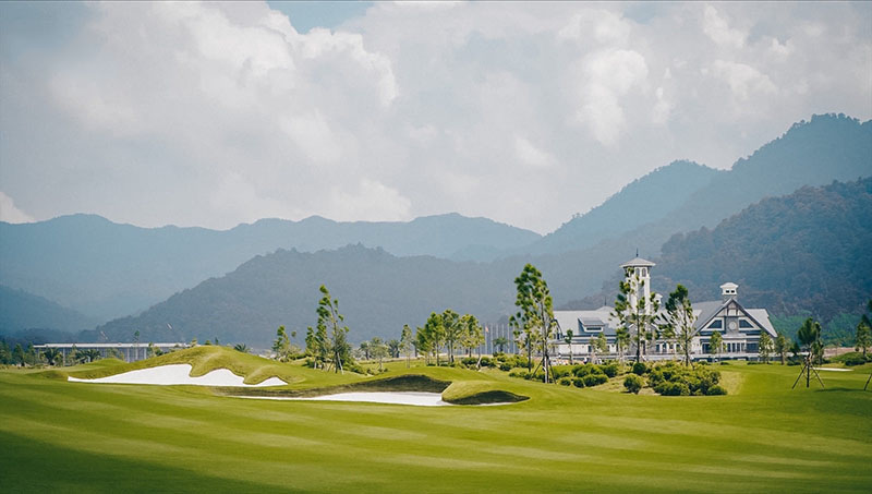 Khung cảnh nhà điều hành từ xa của sân golf Thanh Lanh