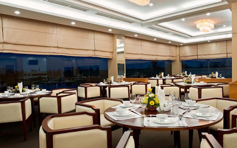 Không gian nhà hàng sang trọng, hiện đại, có sức chứa lớn và món ăn đa dạng