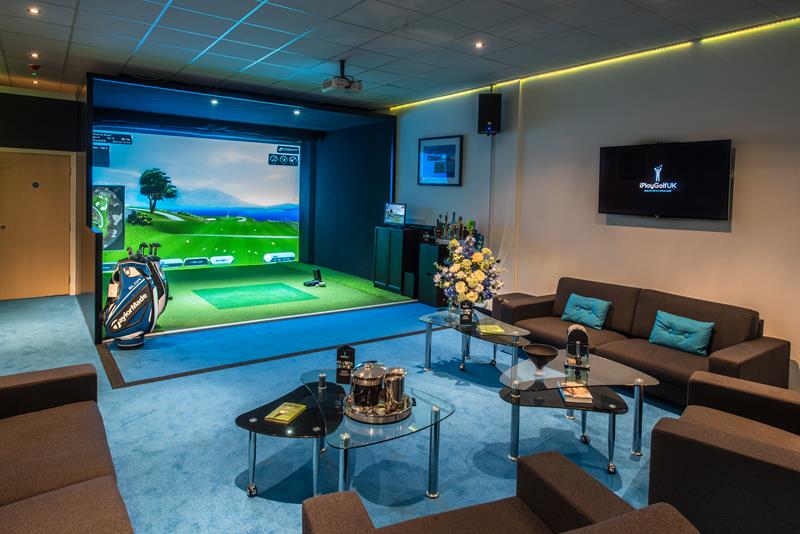 Đánh golf tại phòng 3D giúp golfer tiết kiệm được chi phí
