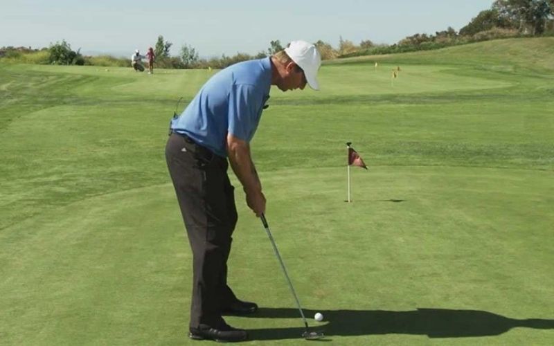 Một trong những yếu tố quan trọng dành cho người mới chơi golf là biết cách cân bằng tư thế