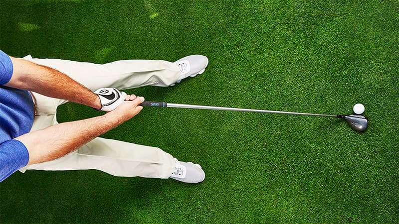 Golfer chú ý đến vị trí đặt bóng phù hợp nhất