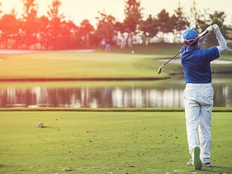 Thực hiện đúng kỹ thuật với gậy golf tay trái sẽ giúp golfer đạt cú đánh chuẩn xác