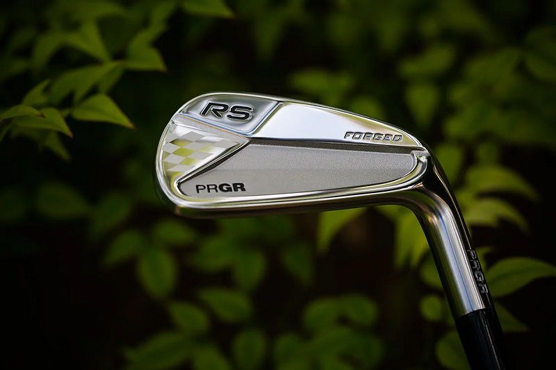 Mỗi một mẫu gậy golf PRGR đều sở hữu những đặc điểm cùng tính năng nổi bật.
