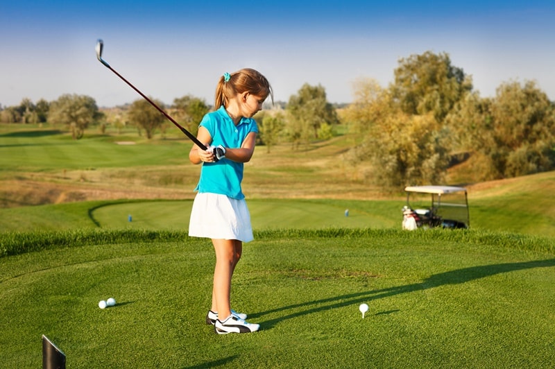 Gậy golf trẻ em cũ giúp các golfer nhí làm quen với bộ môn thể thao này dễ hơn