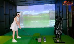 Golfer tự học đánh golf trong phòng 3D