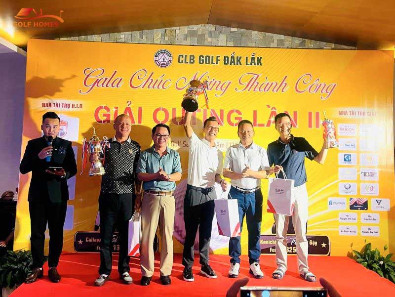 Các golfer tài năng đạt cúp trong giải đấu của CLB golf Đăk Lăk