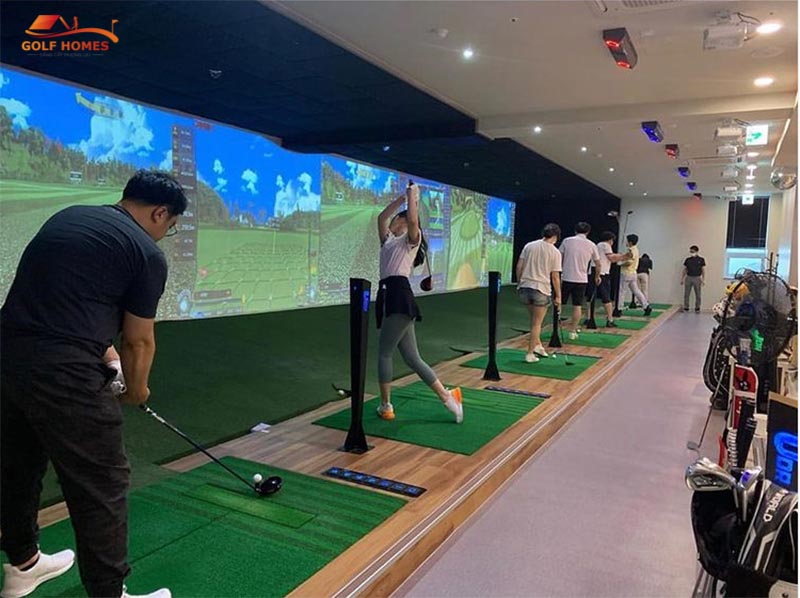 Học viên trải nghiệm phòng tập golf 3D do GolfHomes lắp đặt