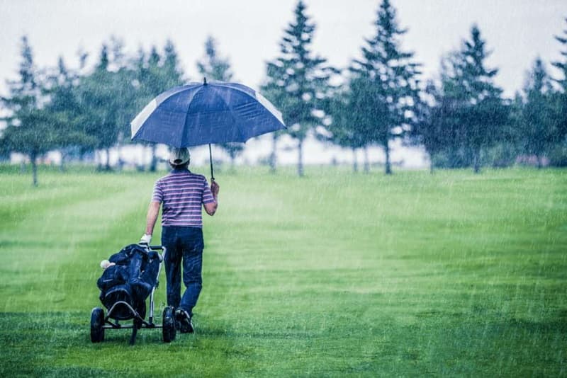 Dù golf giúp che chắn mua, nắng hiệu quả cho các golfer