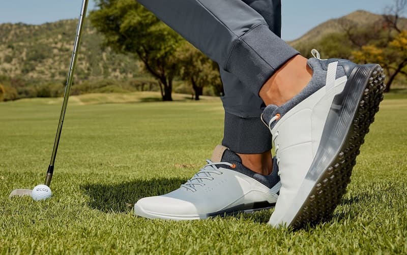 Trọng lượng giày golf ảnh hưởng lớn đến quá trình golfer chơi golf