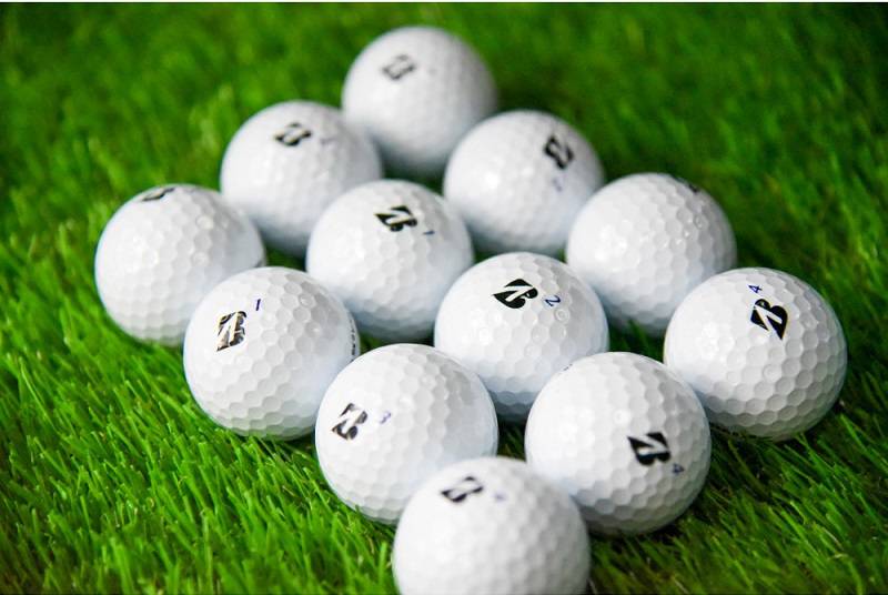 Bóng golf là phụ kiện quan trọng nhất khi golfer lên sân