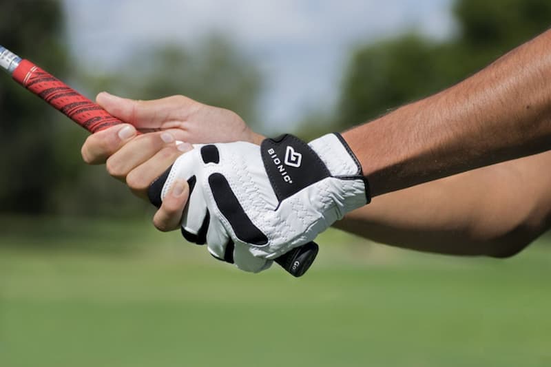 Găng tay là một trong những phụ kiện golf hỗ trợ đắc lực cho golfer khi ra sân