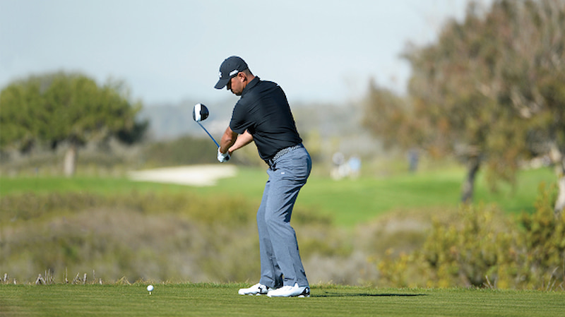 Khi thực hiện động tác swing golf thì việc giữ thăng bằng có vai trò quan trọng