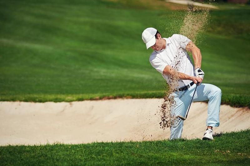 Golfer cần đảm bảo cơ thể thoải mái và sử dụng lực vừa phải để đưa bóng thoát khỏi bẫy cát
