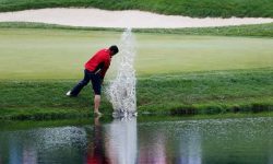 Nắm rõ luật bẫy nước trong golf sẽ giúp người chơi tự tin xử lý tình huống "khó"