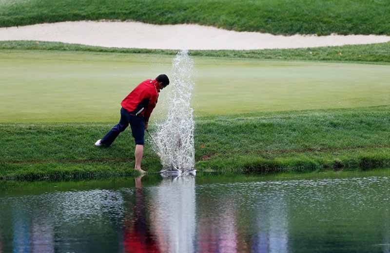 Nắm rõ luật bẫy nước trong golf sẽ giúp người chơi tự tin xử lý tình huống "khó"