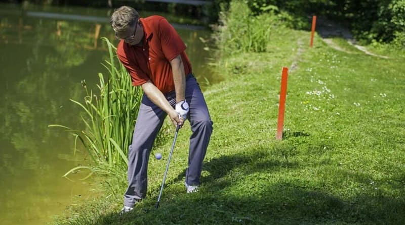 Khi xử lý tình huống bóng golf mắc bẫy nước, người chơi cần có dáng đứng và tư thế "cứu bóng" vững vàng