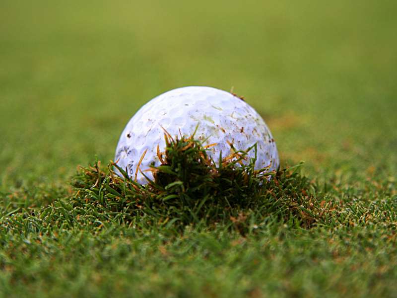 Bóng lún là tình huống thường xuyên xảy ra trong golf