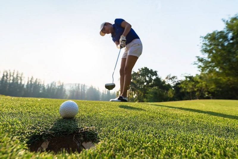 Golfer cần đánh bóng vào hố golf để hoàn thành trận đấu