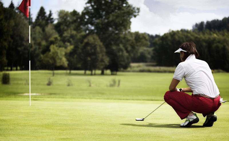 Golfer được phép sửa chữa bóng hỏng là điều luật mới có phần "thoáng" hơn so với bộ luật cũ