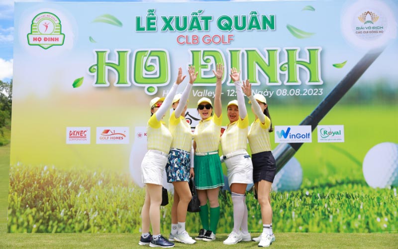 Các nữ golfer thể hiện quyết tâm trong giải đấu