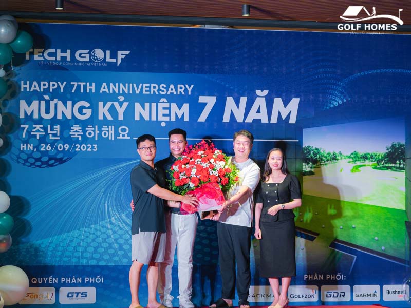 Đại diện GolfHomes tặng hoa cho Mr. Lee Jung Huyn và Mr. Park Joon Ho - đối tác Okongolf