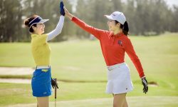 Golfer nữ nên chọn áo golf có cổ khi ra sân