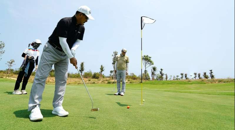 Golfer cần tập luyện thường xuyên để nắm vững kỹ thuật đánh bóng