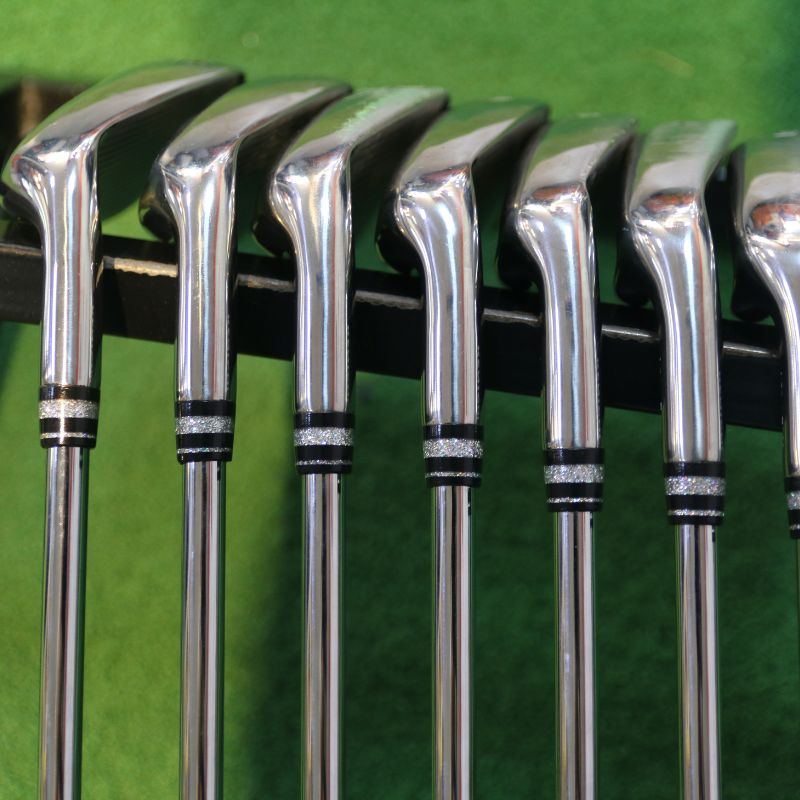 Bộ gậy golf tích hợp công nghệ hiện đại cho hiệu suất đánh bóng vượt trội