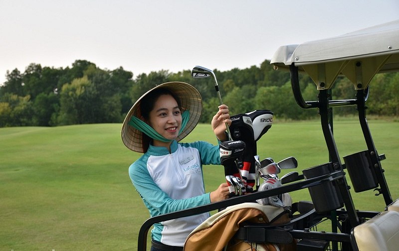 Caddy golf có nhiệm vụ mang theo túi gậy cho golfer