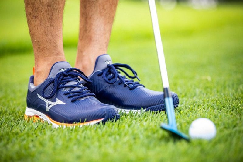 Giày golf được làm từ chất liệu da cao cấp, tạo cảm giác thoải mái khi đeo