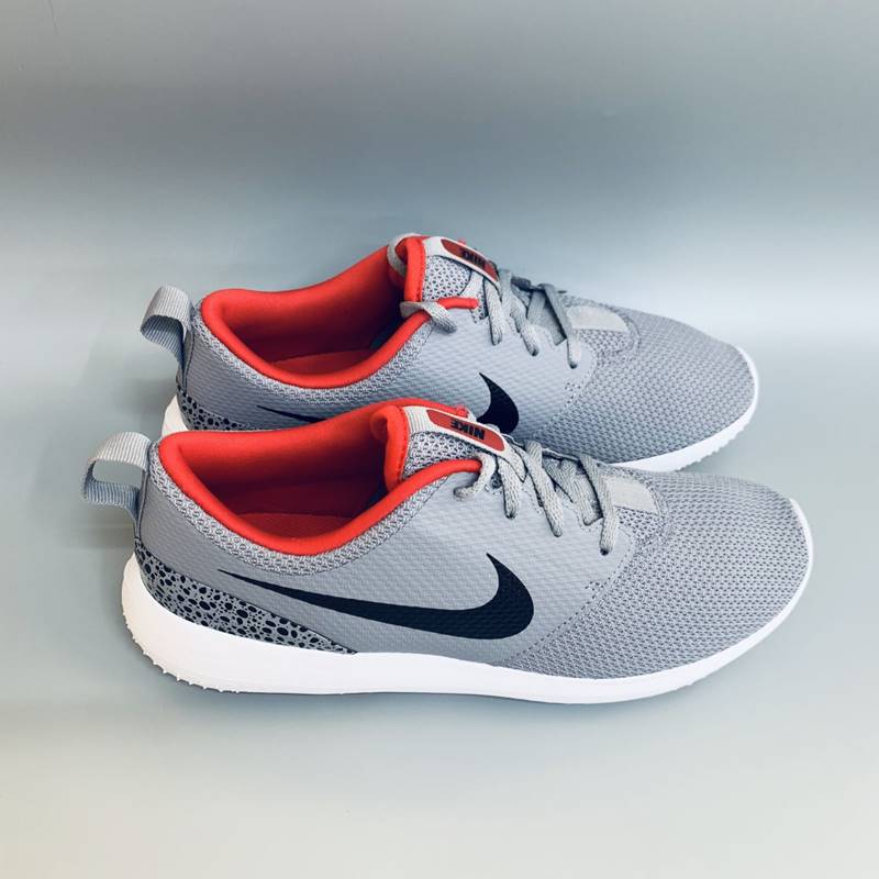 Giày golf nam Nike ROSHE G được làm từ chất liệu cao cấp, chống thấm nước tốt