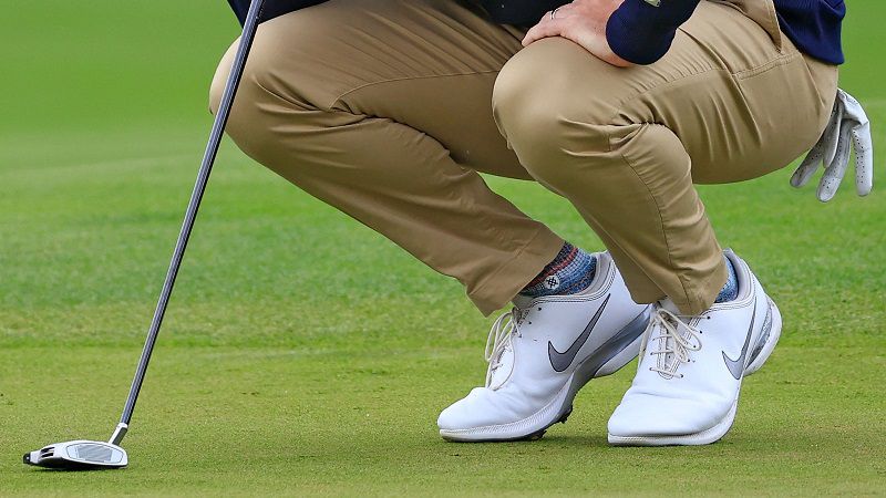 Giày golf Nike được làm từ chất liệu da tổng hợp nên có khả năng chống thấm nước tốt 