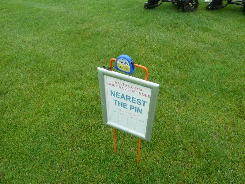 Danh hiệu Nearest to the pin dành cho golfer đánh bóng đến gần lỗ golf nhất