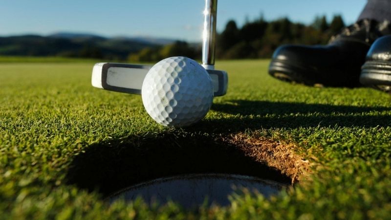 Thuật ngữ par trong golf là số gậy tiêu chuẩn mà golfer cần để hoàn thành lỗ golf
