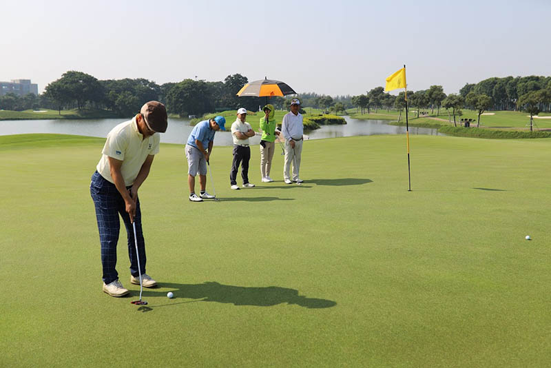 Sân golf Vân Trì có đầy đủ các dịch vụ, tiện ích cho golfer đánh bóng tại đây