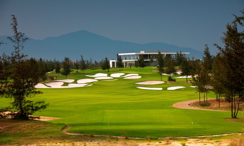 Sân golf Đầm Vạc được đầu tư về chất lượng mặt cỏ, giúp golfer thực hiện cú đánh chuẩn xác