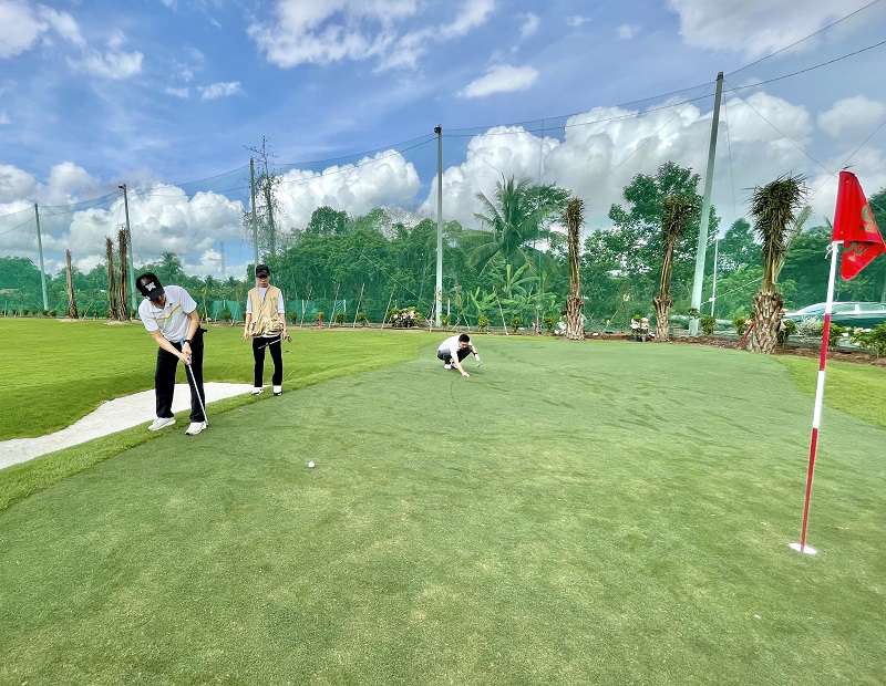 Sân tập golf Đông Dư tọa lạc ngay trong nội thành Hà Nội