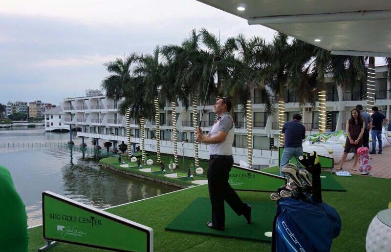 Sân tập golf Hanoi Club có view hướng ra mặt hồ