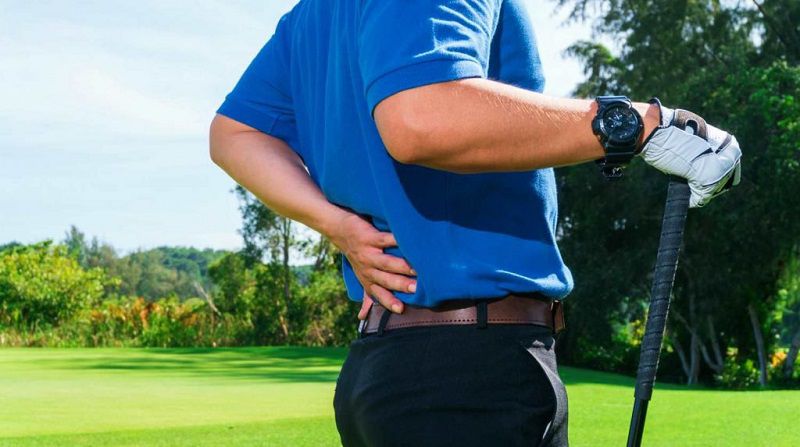 Đánh golf gây áp lực lên cột sống nên khiến golfer bị đau lưng