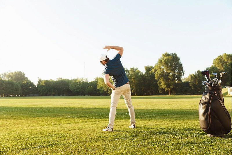 Golfer cần khởi động kỹ trước khi đánh bóng