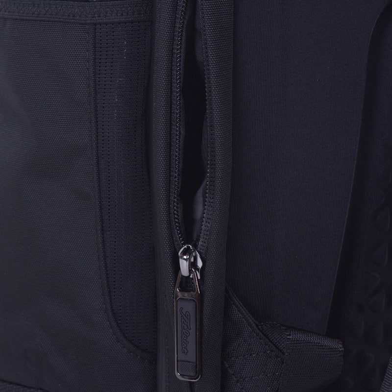 Túi xách Titleist Professional Cabin có khóa kéo chắc chắn, giúp bảo vệ đồ đạc cho golfer