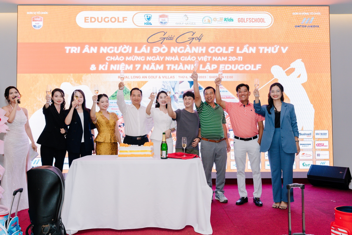 BLĐ GolfHomes và các HLV nâng ly chúc mừng 7 năm thành lập Edugolf