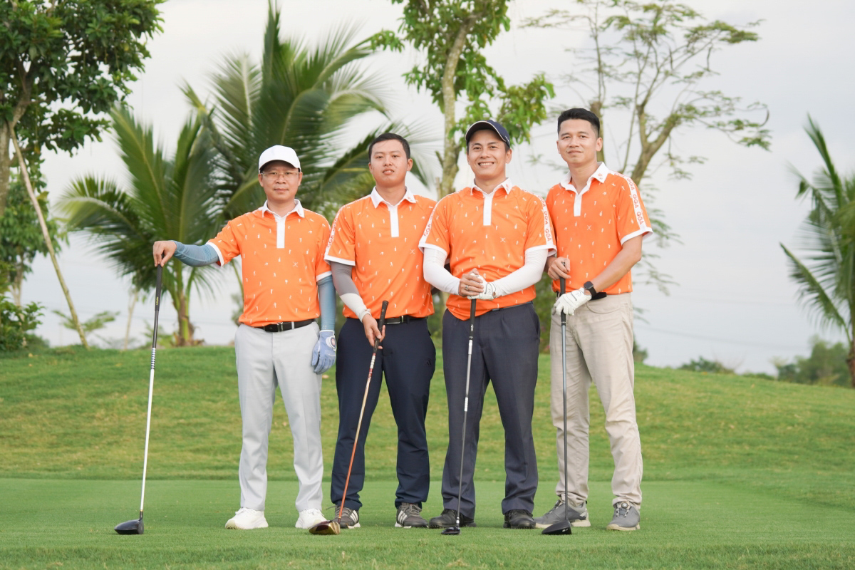 Các golfer tham dự giải đấu golf Tri ân người lái đò ngành golf