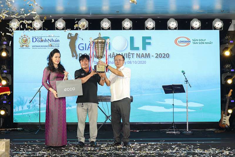 Golfer Mai Trọng Lưu nhận Best Gross tại giải golf Doanh nhân Việt Nam 2020