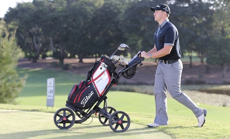 Xe buggy là phương tiện vận chuyển túi golf và vật dụng chơi golf cho người chơi