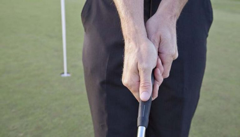 Reverse – Overlap là kiểu cầm gậy quen thuộc của golfer