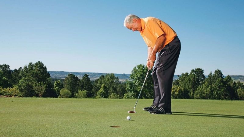 Golfer cần dành thời gian để luyện tập cầm gậy golf putter chuẩn